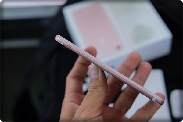 Cận cảnh iPhone 7 vàng hồng giá 34 triệu đồng vừa về Việt Nam