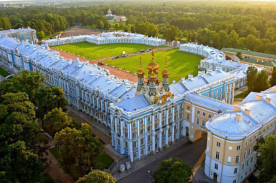 'Khách Trung Quốc cho con tiểu trên sàn cung điện hoàng gia Nga