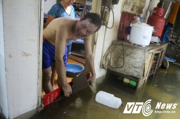 Những hình ảnh bi hài khi Sài Gòn chìm trong biển nước