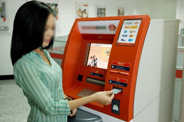 Được cây ATM trả nhầm số tiền gấp 10 lần, cô gái đã có hành động cực bá đạo khiến nhiều người ngỡ ngàng.