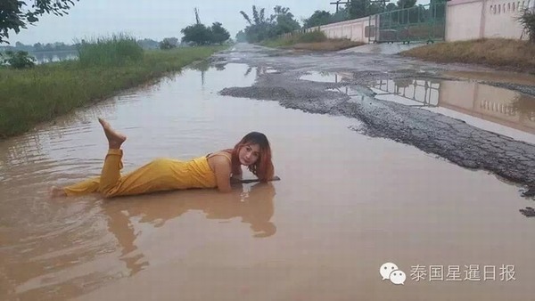 Thái Lan: Nhiều cô gái trẻ đổ xô đi tắm trong vũng nước mưa giữa đường
