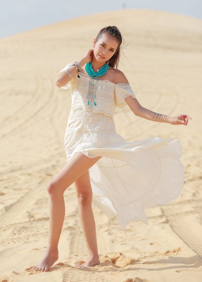 Thí sinh Next Top Model catwalk trên đồi cát