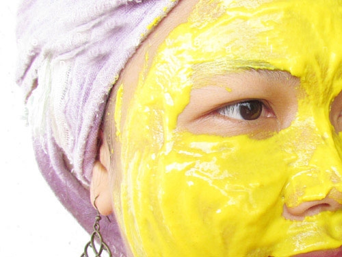 Tự làm mặt nạ bột nghệ trị mụn, nếp nhăn, sẹo và trắng da tại nhà