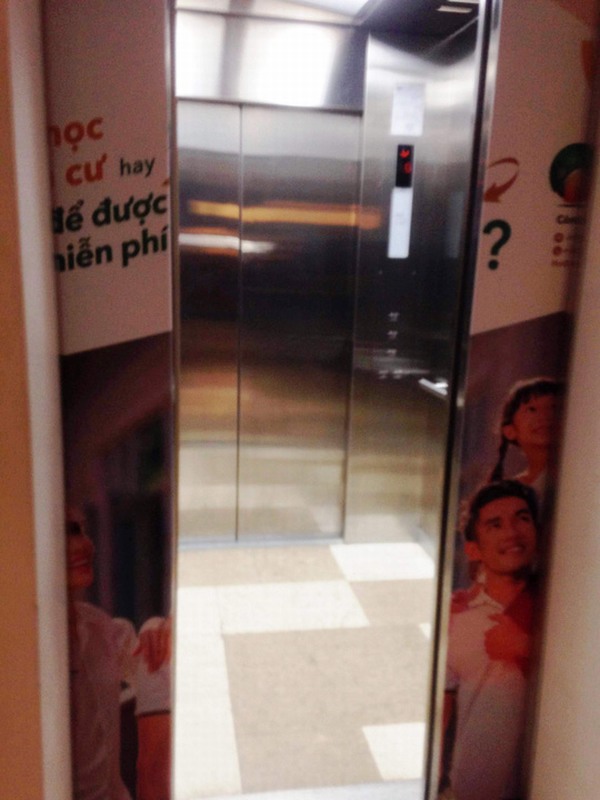 Vụ người đàn ông chết trong thang máy: Lỗi người giao hàng?