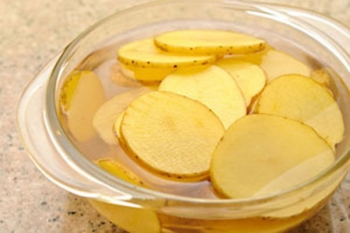 Vì sao phải gọt vỏ và ngâm khoai tây trong nước sau khi sơ chế?