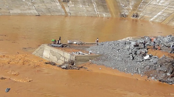 Vỡ ống dẫn dòng thủy điện Sông Bung 2, 24 người mất tích