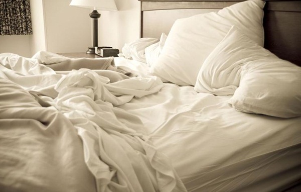 10 việc chúng ta vẫn làm trong phòng ngủ hóa ra có hại hơn cả tưởng tượng