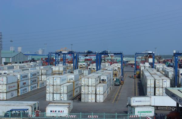 Bắt giữ gần 500 tấn bột thịt xương cấm nhập tại cảng Cát Lái