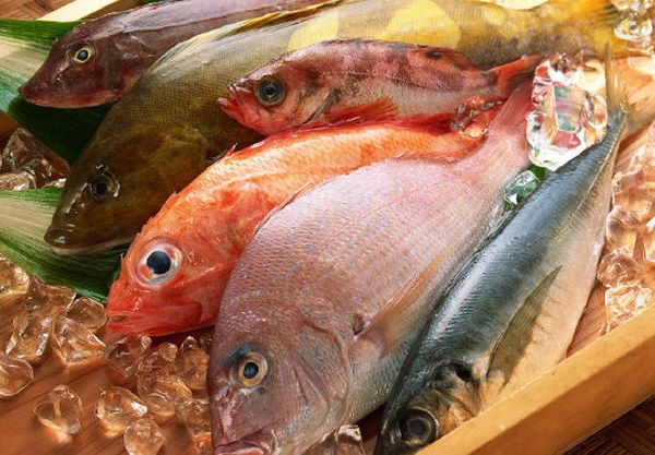Làm sao để chọn cá tươi ngon, tránh cá chết?