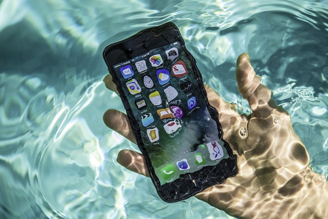 Cách thể hiện đẳng cấp mới của giới trẻ: Vừa tắm vừa dùng iPhone!