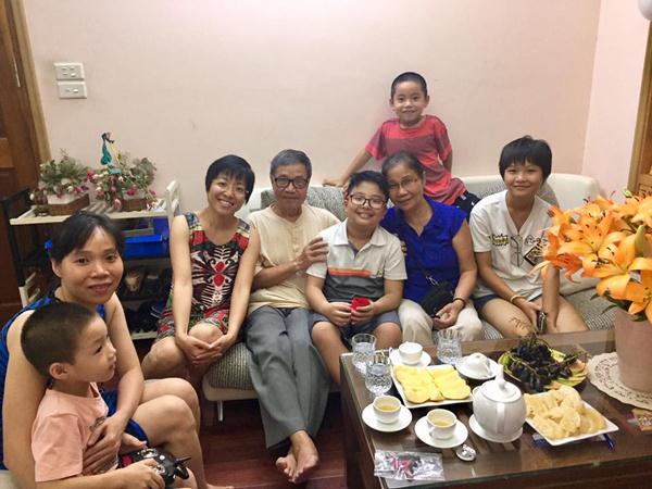 Công Lý và bạn gái vui vẻ về chung vui trong ngày sinh nhật con trai Thảo Vân