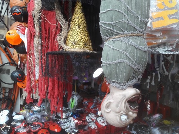 Đồ chơi Halloween: Chỉ quả bí nhựa là hàng Việt