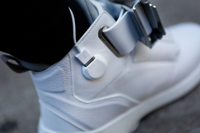 Giầy sneakers tích hợp Wi-Fi, sạc dự phòng và màn hình