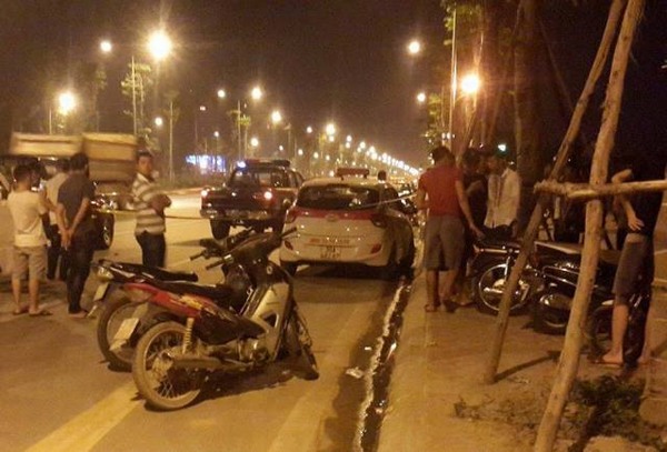 Hà Nội: Người dân khống chế nghi phạm cứa cổ tài xế cướp taxi