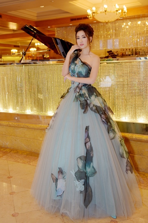 Hoa hậu Mỹ Linh xinh như công chúa tại Đài Loan