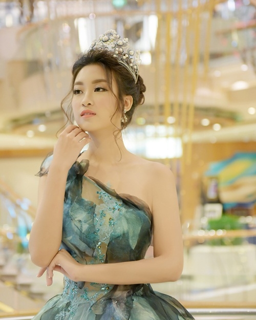 Hoa hậu Mỹ Linh xinh như công chúa tại Đài Loan