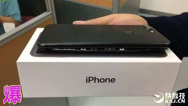 'iPhone 7 tách đôi, suýt nổ tại Trung Quốc
