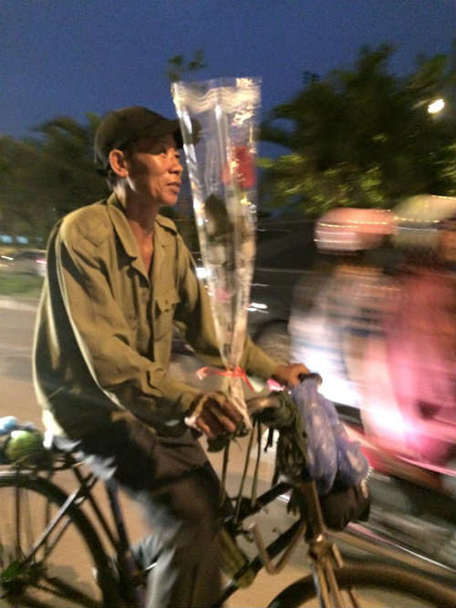 Người đàn ông lam lũ đi xe đạp mua hoa tặng vợ 20/10 nhận 'bão' LIKE