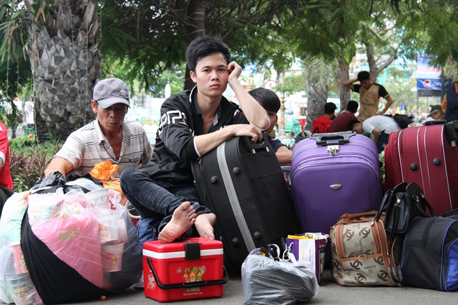 Người ở Sài Gòn mua vé tàu tết Đinh Dậu 2017 thế nào?