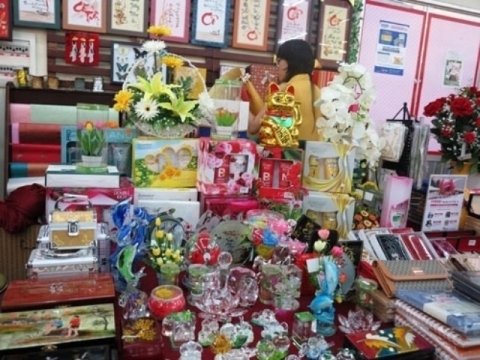 Nhộn nhịp thị trường hoa, quà tặng nhân ngày lễ phụ nữ Việt Nam