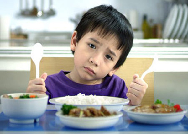Tác hại khôn lường từ việc ép trẻ ăn hết suất ở các trường mầm non