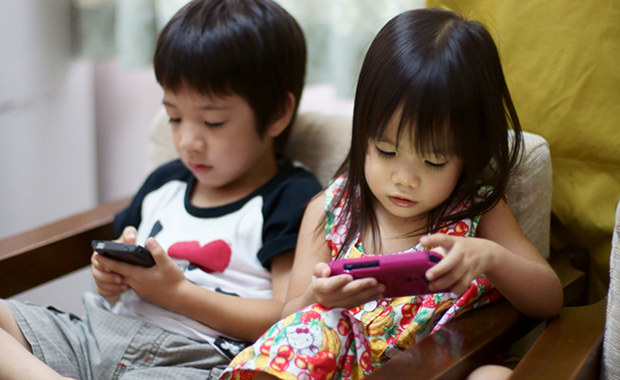 Trẻ em được phép tiếp xúc máy tính/điện thoại bao lâu là đủ?