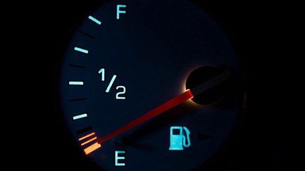 Vì sao cần lưu ý đến đèn báo nhiên liệu?