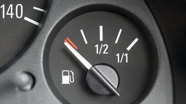 Vì sao cần lưu ý đến đèn báo nhiên liệu?
