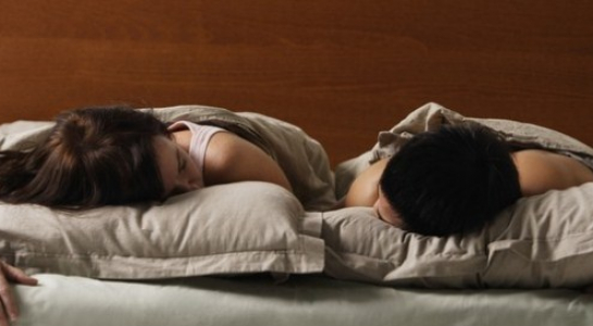 Vợ chồng có nên ngủ chung?