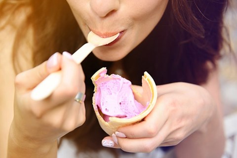 Một nghiên cứu mới của các nhà khoa học Nhật Bản tiết lộ, những người ăn kem ngay sau khi thức dậy có thể thông minh hơn. 
