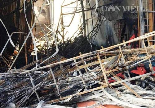 Cận cảnh rụi tàn sau vụ cháy loạt nhà liền kề ở Quảng Ninh