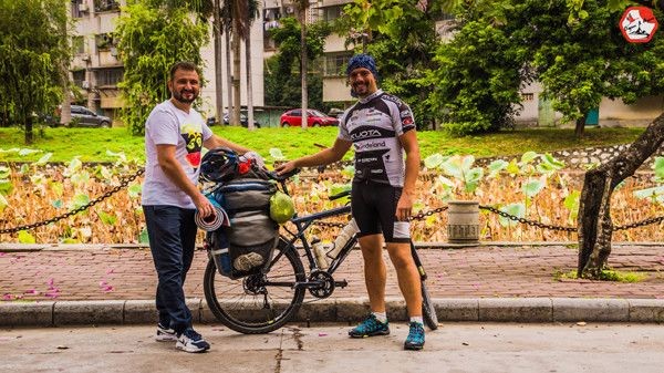 Chàng trai người Nga đạp xe vòng quanh châu Á đã đến Vinh