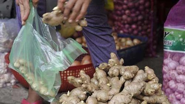 Cô bán rau củ chia sẻ cách phân biệt gừng Việt Nam và gừng Trung Quốc có hóa chất