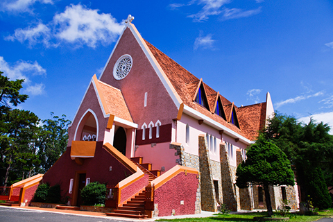 Hai nhà thờ có kiến trúc đẹp ở Đà Lạt