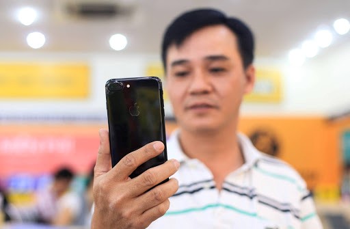 Hai thái cực của iPhone chính hãng tại Việt Nam