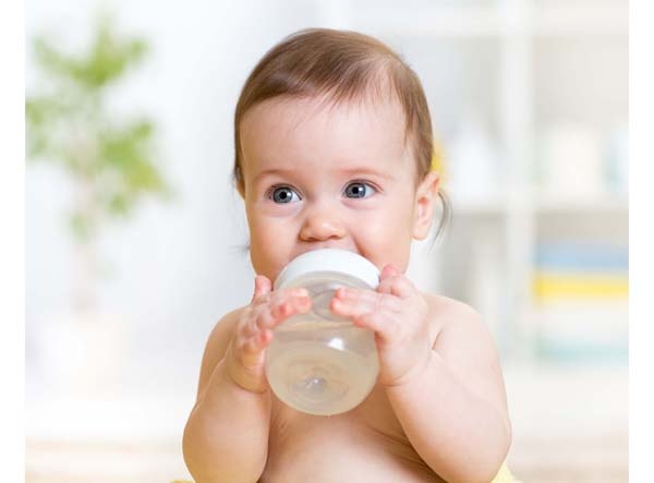 Khi nào trẻ có thể uống nước mà không lo bị ngộ độc?