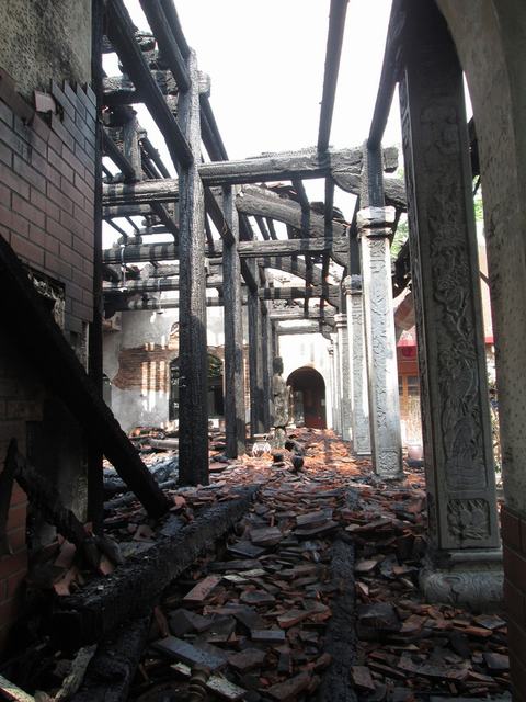 Khung cảnh trơ trụi trong ngôi chùa cổ bên hồ Tây sau khi bị lửa thiêu rụi