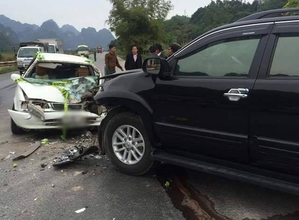 Lạng Sơn: Xe hoa đối đầu Toyota Fortuner, cô dâu nhập viện