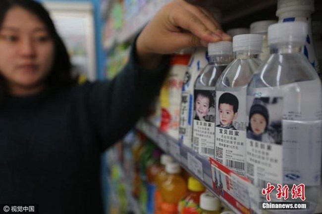 Thông điệp đầy ý nghĩa trên những chai nước khoáng in hình trẻ em bị mất tích ở Trung Quốc