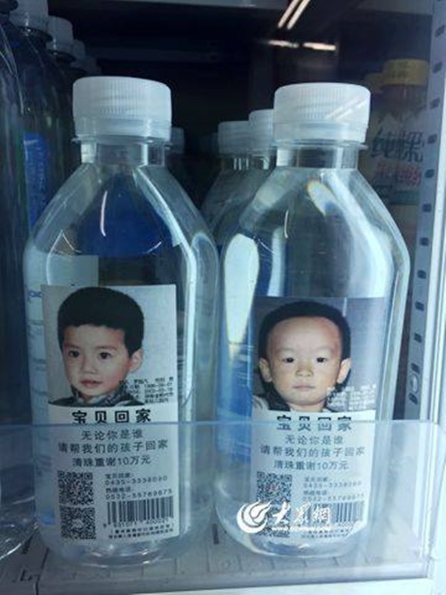 Thông điệp đầy ý nghĩa trên những chai nước khoáng in hình trẻ em bị mất tích ở Trung Quốc