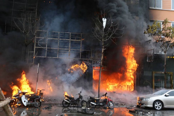 Tin mới vụ cháy tại Trần Thái Tông: Đám cháy lan ra nhiều nhà, có người mắc kẹt