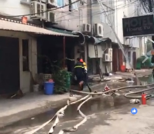 Tin mới vụ cháy tại Trần Thái Tông: Đám cháy lan ra nhiều nhà, có người mắc kẹt