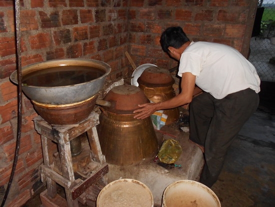5 chiêu phân biệt rượu gạo thật và giả nấu bằng men Trung Quốc, cồn công nghiệp