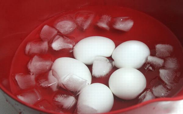 Ai hay cho trứng vừa luộc chín vào nước lạnh để dễ bóc sẽ hối hận tột độ với thông tin này