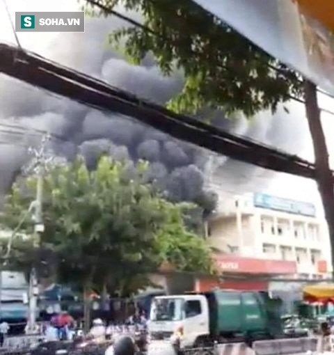 Cây xăng phát nổ như bom, cháy lớn ở Sài Gòn