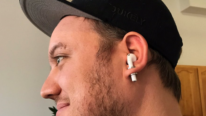 'Fan cuồng khoét lỗ tai để tránh làm mất Apple AirPods