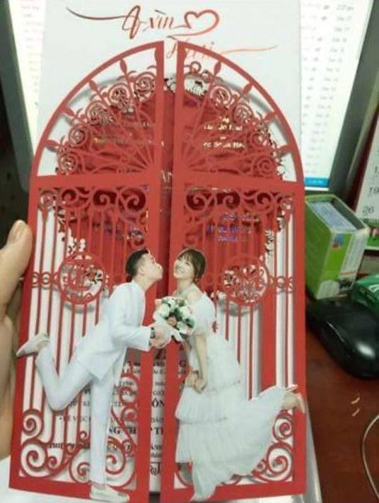 Hé lộ thiệp cưới chính thức và tin nhắn mời cưới độc đáo của Trấn Thành và Hari Won