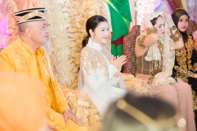 Lý Nhã Kỳ đầu đội vương miện, ngồi ghế vàng hoàng gia trong lễ sắc phong Công chúa châu Á
