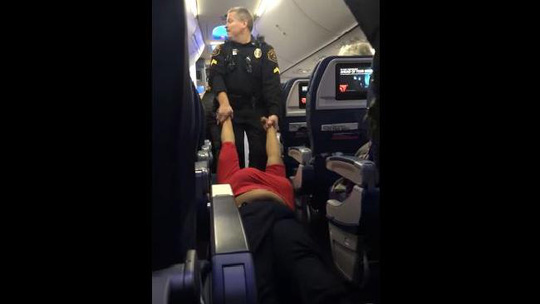 Nhân viên an ninh kéo lê hành khách trên sàn máy bay