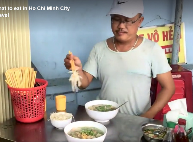 Ốc, bánh tráng trộn Sài Gòn được khen hết lời trên truyền hình Mỹ
